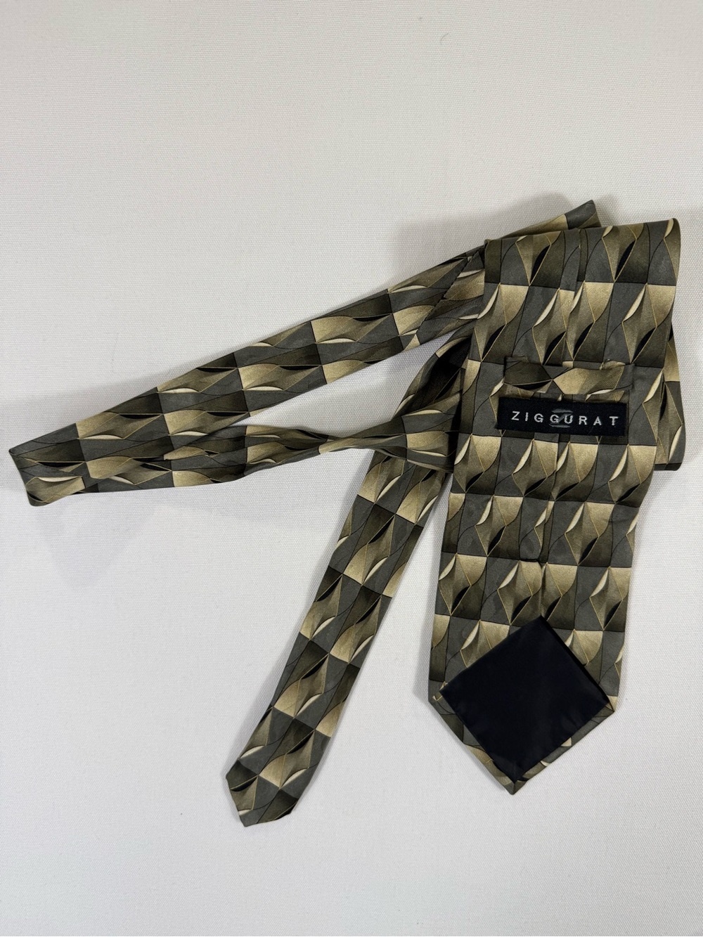 Ziggurat Men's Geometric Pattern Tie in Olive and Black